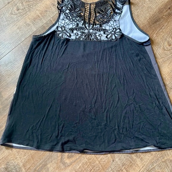 Stylish Black Sleeveless Top with Graphic Design - Picture 4 of 7